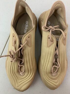 Adidas Originals Ozelia Beige Sneakers Men’s 10 Women’s 11